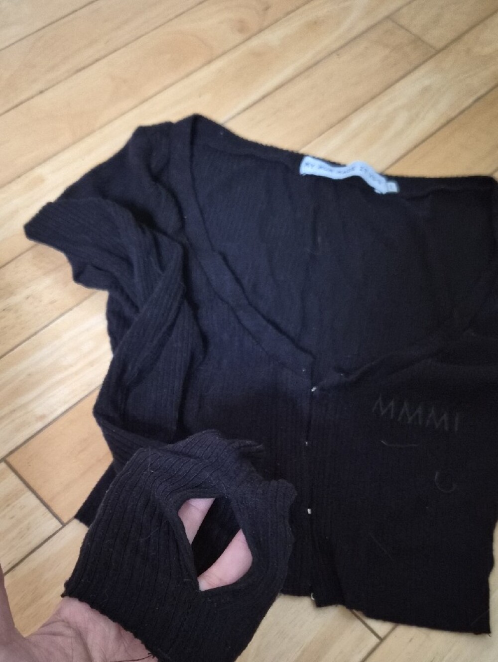 MMMI Black Ribbed V-Neck Button-Front Crop Top - Picture 3 of 4